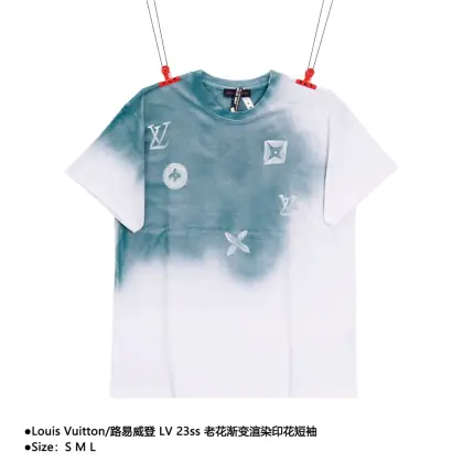 Louis Vuitton/路易威登 LV 23ss 老花渐变渲染印花短袖 采用32s双纱平纹,配32s双纱1×1螺纹,230克重,螺纹同染无色差,渐变的印花工艺是经高温洗水4次才能达到的,渐变过渡效果自然,颜色调试高达15次,颜色深浅阴影过度自然,后领双层走线针车牢固紧实,肩部双链条走线,下摆收线紧实,面料垂感十足,字母印花加持,重工艺流程打造,高级质感,整件衣身透露着细细的高级感,充满许多以流行文化为主题的印花与缤纷色调,定制辅料三标. 款式编号:CC-565605616